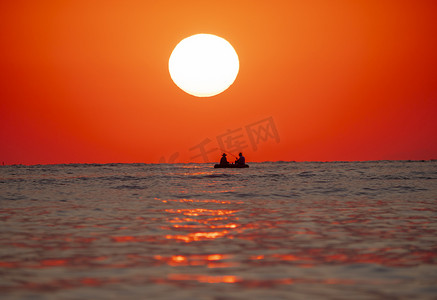 大海上的大太阳日出