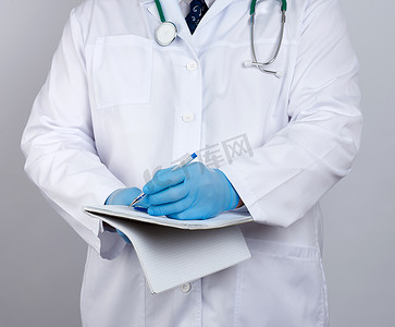 一件白色外套的医生，蓝色乳汁无菌手套拿着一个开放的