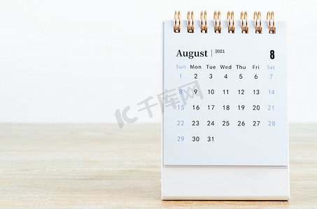 木桌上的 2021 年 8 月日历。