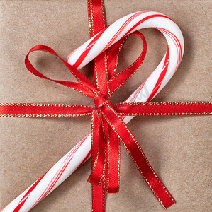 棒棒糖边框摄影照片_圣诞礼物和棒棒糖的填充框架背景
