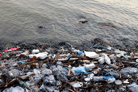 倾销摄影照片_废弃海边污染、海滩垃圾、河中垃圾、有毒废物、废水、河中脏水