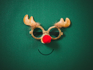 用圣诞驯鹿和重新装饰的圣诞眼镜