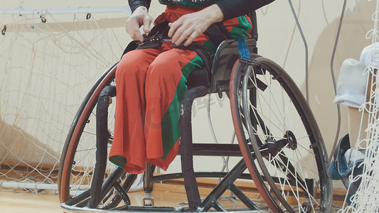 将腿部移植到轮椅上进行运动训练的残疾人