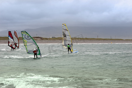 大西洋风帆冲浪者在大风中竞速