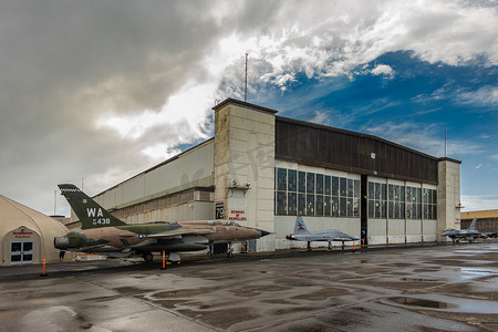航空博物馆摄影照片_夏威夷瓦胡岛珍珠港航空博物馆外的 3 架战斗机