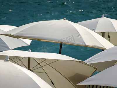 戛纳 - 沙滩上的白色遮阳伞