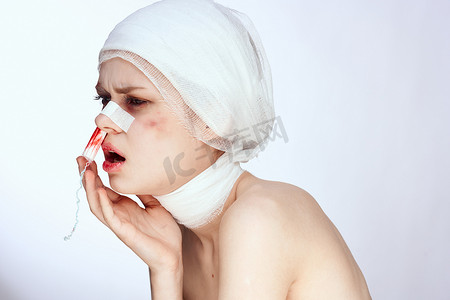 一个人用卫生棉条塞进鼻子里，脸上有血迹 工作室生活方式