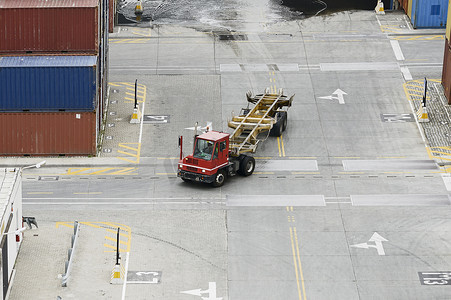 货物集装箱卡车在货运港口码头存储区