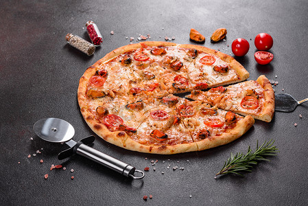 混凝土背景下美味的切片披萨，配有海鲜和番茄