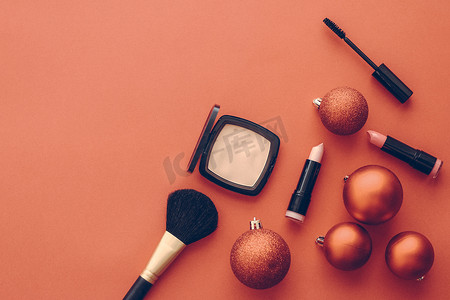 美容品牌圣诞促销的化妆和化妆品产品套装，复古橙色平底背景作为假日设计