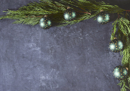 圣诞节或新年餐桌装饰，配有冷杉树枝、冬青树枝和浆果