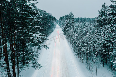 森林雪冬路的空中无人机视野