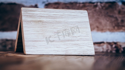 业务储备摄影照片_餐厅木桌背景上的木制标牌储备，特写，概念图像，