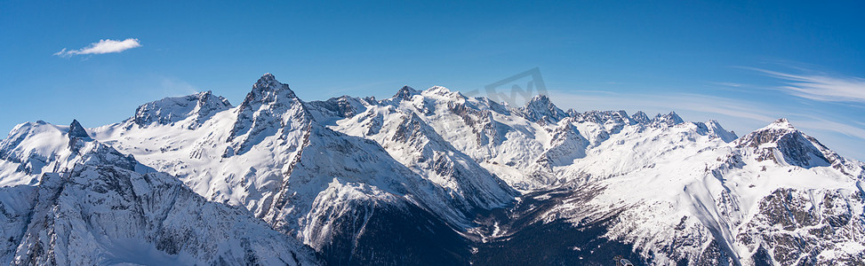 俄罗斯高加索地区冬季雪山全景，蓝天