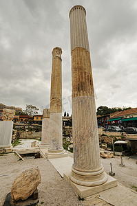 希腊雅典古卫城附近哈德良图书馆的蓝天高柱
