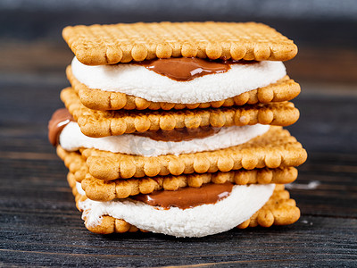 Smores、棉花糖三明治 — 传统的美国甜巧克力饼干