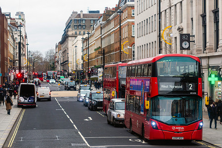 伦敦街头的红色双层巴士和出租车