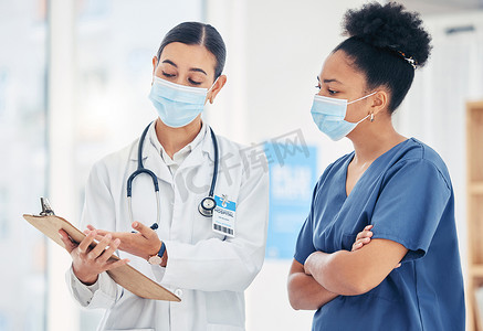 医疗机构、医院或诊所佩戴口罩的医生、护士和新冠病毒安全政策清单。