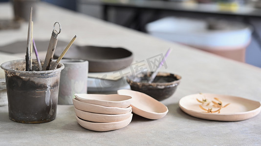创意工作室或陶艺店桌上的一套手工陶瓷陶器