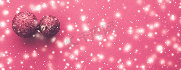 粉红色背景中的圣诞小饰品，闪闪发光的雪花，豪华的冬季假日卡