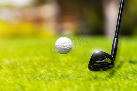 高尔夫球杆图形摄影照片_具有运动模糊效果的高尔夫球铁杆高尔夫球场击球特写
