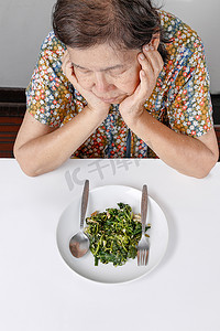 厌倦食物的亚洲老妇人