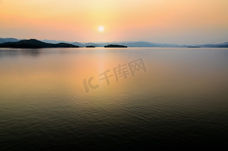 夕阳下美丽的湖