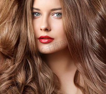发型、美容和护发、自然棕色长发的美丽女人、美发沙龙和护发的魅力肖像
