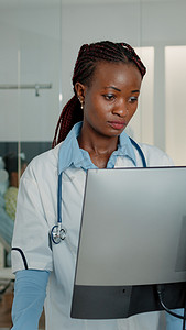 用听诊器当医生的妇女使用计算机