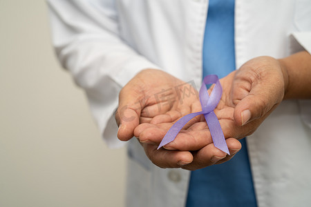 战天摄影照片_有紫色丝带的亚洲女医生，阿尔茨海默病日的标志，胰腺癌，癫痫，狼疮。