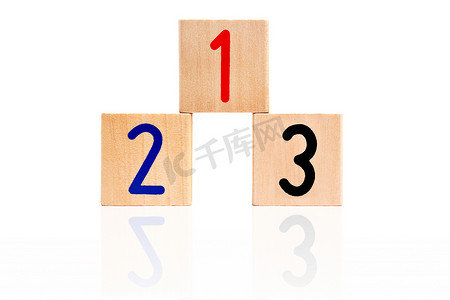 数字 123 从字母木块作为讲台