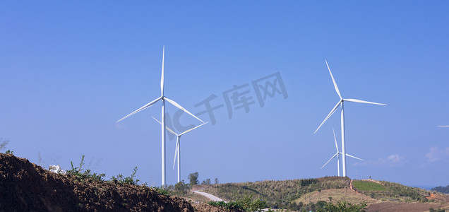 山上有许多风力涡轮机的海上风力发电和能源农场