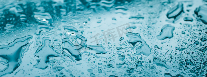 质感水摄影照片_水纹理抽象背景、绿松石玻璃上的水滴作为科学宏观元素、阴雨天气和自然表面艺术背景环境品牌设计
