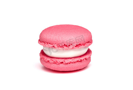 孤立在白色背景上的粉红色草莓或覆盆子蛋白杏仁饼干。