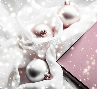 礼盒封箱条设计摄影照片_圣诞魔法节日背景、节日小玩意、腮红粉色复古礼盒和金色亮片作为奢侈品牌设计的冬季礼物