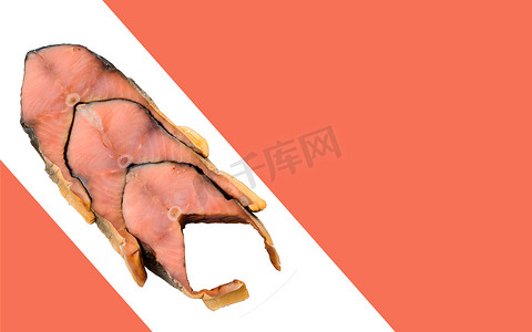粉红鲑鱼，切成碎片，在白色背景上孤立地放在红色背景的文字下面