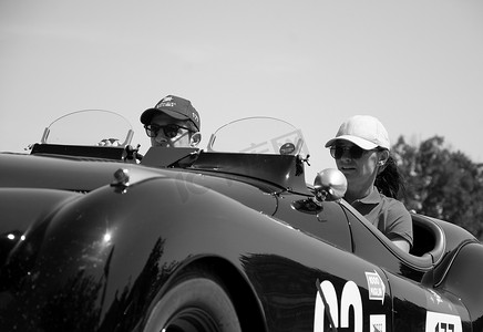 捷豹 XK120 OTS ROADSTER 1950 年在一辆旧赛车上参加 2022 年著名意大利历史赛事 Mille Miglia 拉力赛（1927-1957 年）