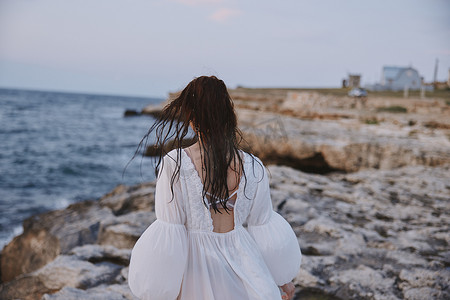 穿白裙的女人夏日漫步海洋风景旅行
