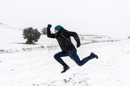 在雪景中跑步的人的侧视图。