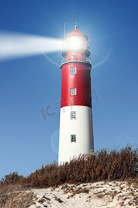 灯塔光束摄影照片_旧灯塔探照灯光束穿过海洋空气。