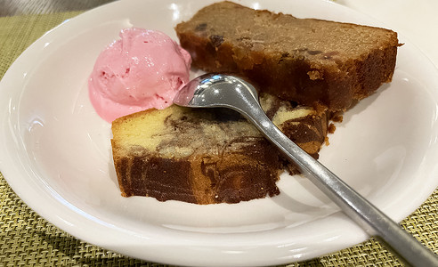 新鲜水果蛋糕和大理石磅蛋糕，白盘上有草莓冰淇淋