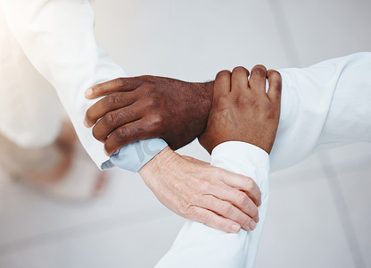 业务协作、双手和团队合作支持信任、协同和伙伴关系的使命。