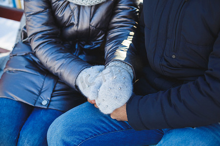 男人和女人冬天寒冷的霜冻双手戴着温暖的手套