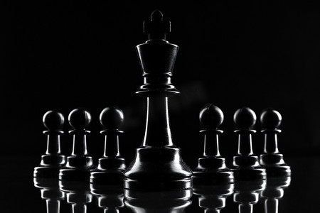 深黑色背景中的国际象棋人物特写