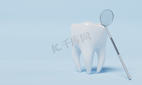 喷砂除锈摄影照片_蓝色背景上有牙科检查镜的牙齿。