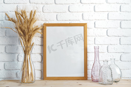 麦穗装饰摄影照片_有麦穗的花瓶和靠在砖墙上的相框