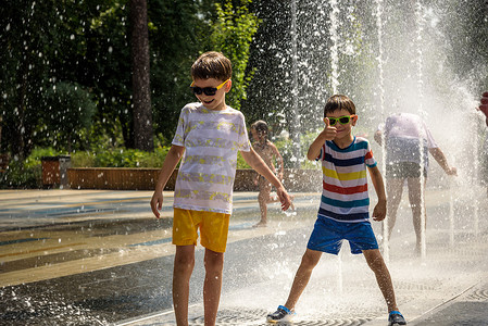 乌克兰基辅 - 2021年8月1日：男孩在喷泉里跳跃。