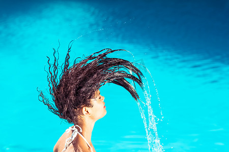 水花夏天摄影照片_美丽的女人甩着湿漉漉的头发