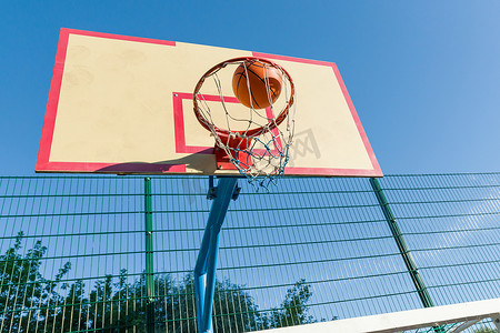 街头篮球，篮球圈和球飞入篮筐的特写镜头。