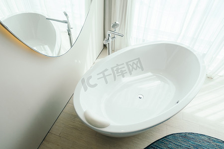美丽的豪华白色浴缸
